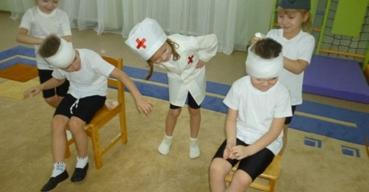 В Авдеевке малышки лечили раненых «бойцов»: фоторепортаж