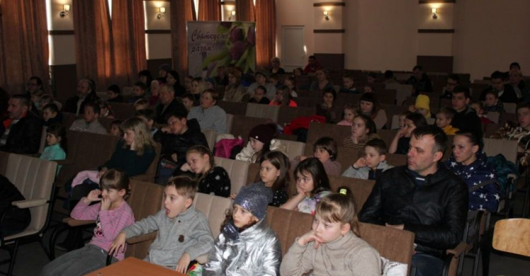Старт фестиваля современного украинского кино в Авдеевке: детям показали мультфильм (ФОТО)