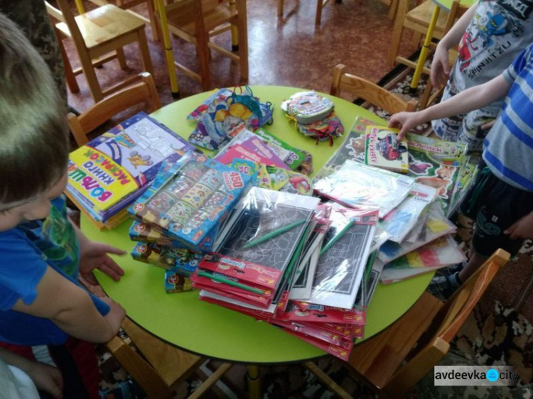 “Симики” продолжили просветительскую миссию в Авдеевке: дошкольники получили полезные подарки (ФОТО)