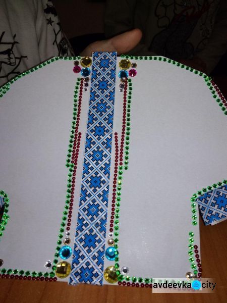 Необычные дети Авдеевки создавали сувенирные вышиванки (ФОТО)