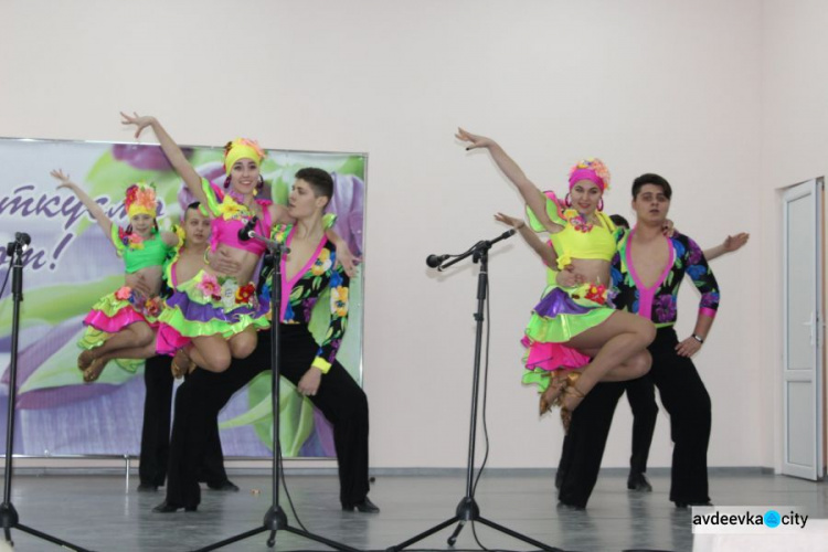 Танцы, песни и цветы: как поздравляли женщин в Авдеевке (ФОТО)