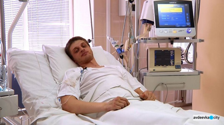 Медики Авдеевки и военные врачи  вытащили с того света раненого на "промке" бойца