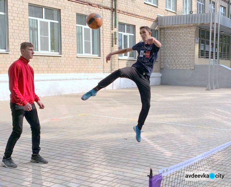 АВДЕЕВКА ФМ: спортсмены города освоили теннисбол
