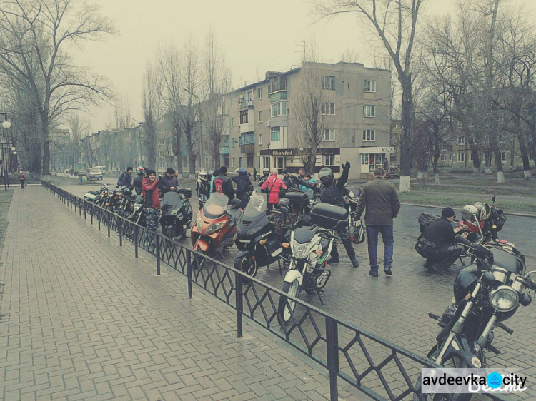 Авдеевские байкеры открыли сезон мотопробегом по городу (ФОТОФАКТ)