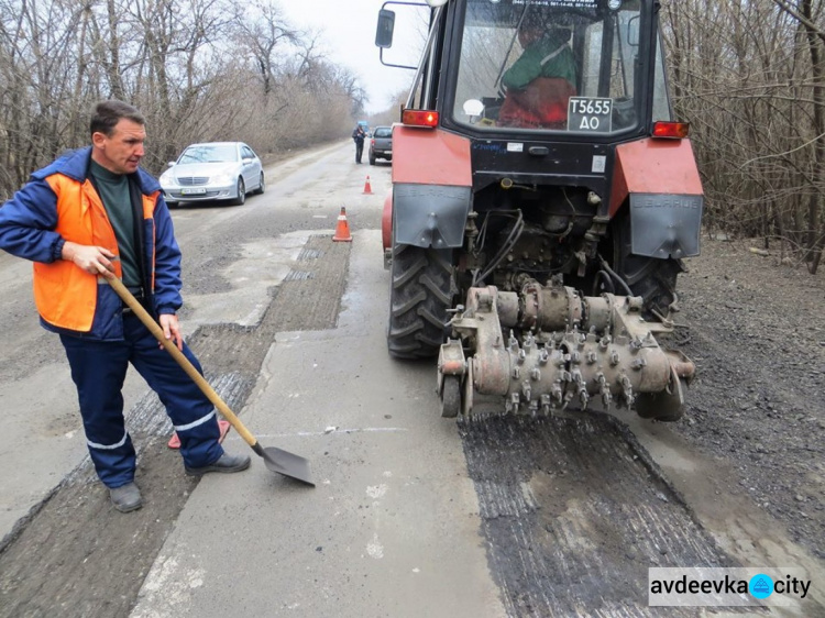 На Донбассе продолжают восстанавливать автодороги (ФОТО)