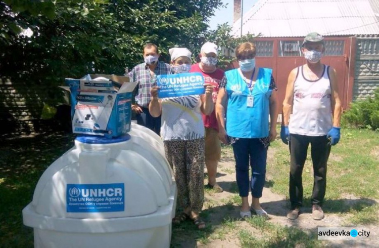 В прифронтовое село Ясиноватского района привезли резервуар для питьевой воды