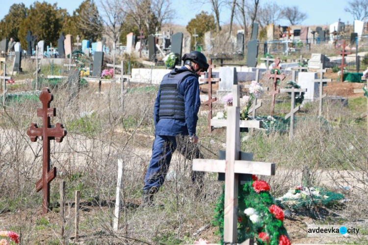 Пиротехники Донетчины обследуют кладбища