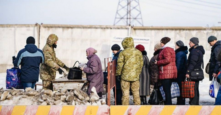 Двадцать девять человек не пропустили через линию соприкосновения на Донбассе