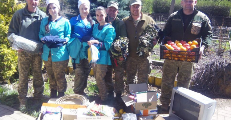 Защитники Авдеевки получили апельсины и новые флаги (ФОТО)