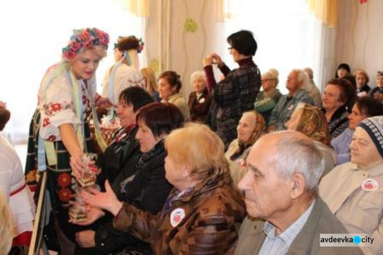 В Авдеевке поздравили пожилых людей (ФОТО)