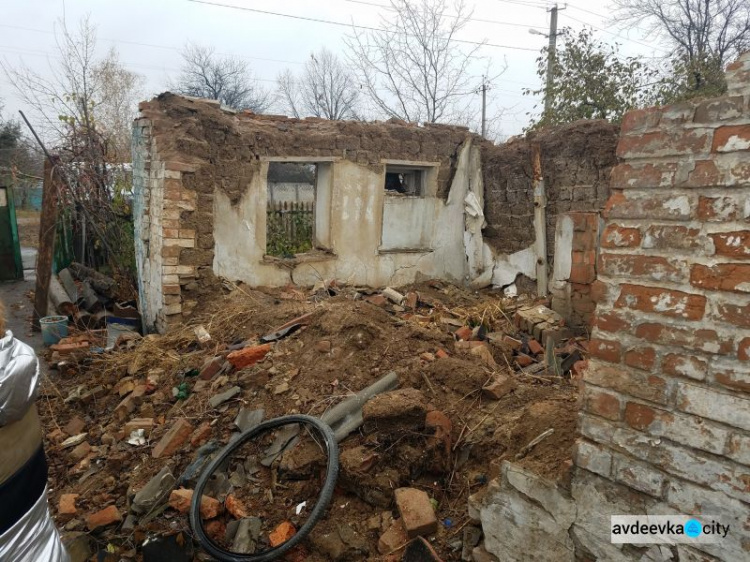 В Авдеевке продолжают обследовать разрушенное в результате обстрелов жилье