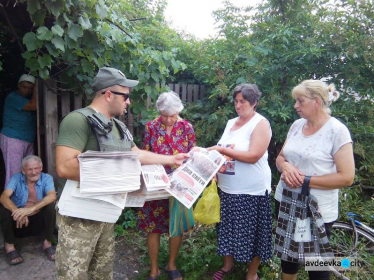 Авдеевские "симики" порадовали детвору из "Чебурашки" подарками от волонтеров (ФОТО)