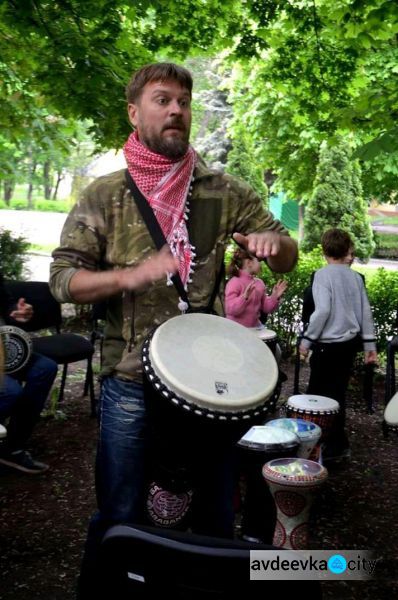 Поиграть на барабанах приглашают девушек в Авдеевке (ФОТО)