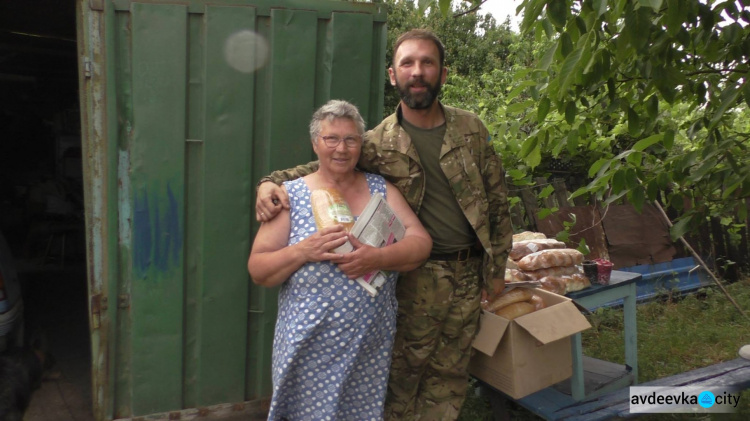Авдеевские CIMIC и волонтеры доставили хлеб и прессу в прифронтовые села (ФОТО)