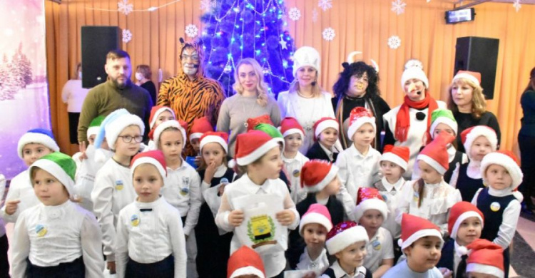 Заступник голови Донецької ОДА у Авдіївці привітала дітей з новорічними святами