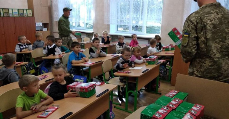 "Симики" порадовали подарками школьников Авдеевки (ФОТО)
