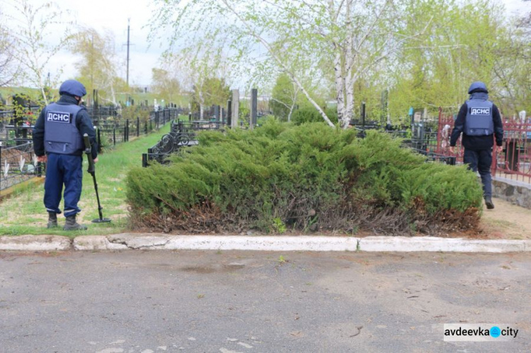 Кладбища в Донецкой области перед Радоницей проверяют на наличие боеприпасов (ФОТО/ВИДЕО)