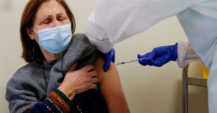 Украинцев будут вакцинировать в пять этапов – кто и когда получит прививку
