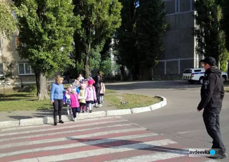 В опорній школі Авдіївки першачки долучилися до місячника Правил дорожнього руху