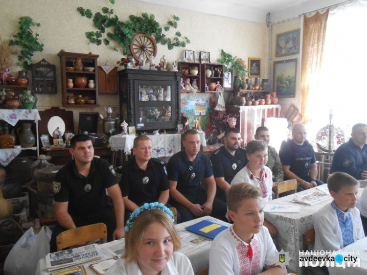 Полицейские и школьники в Авдеевке порадовали друг друга (ФОТО)