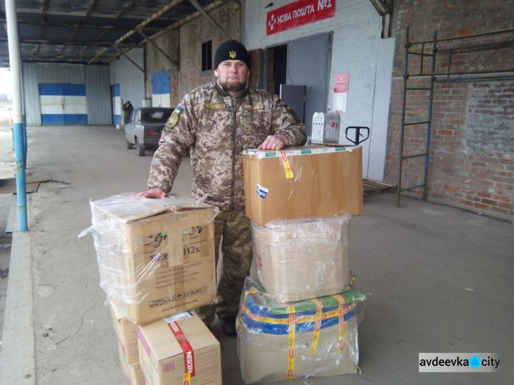 В Авдеевку прибыли пособия для школ и помощь из Полтавы (ФОТО)