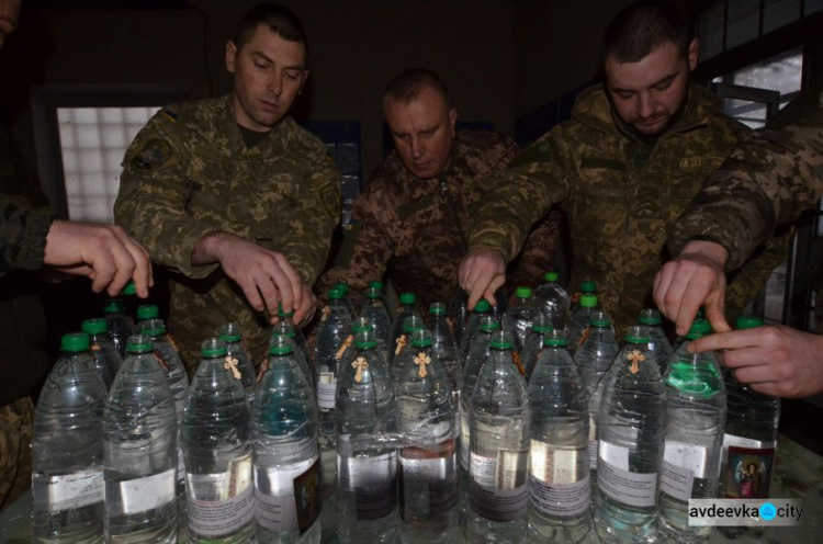 Бутылки с крестиками и перебежки между позициями: особенности освящения воды на передовых позициях ВСУ у Авдеевки (ФОТО + ВИДЕО)