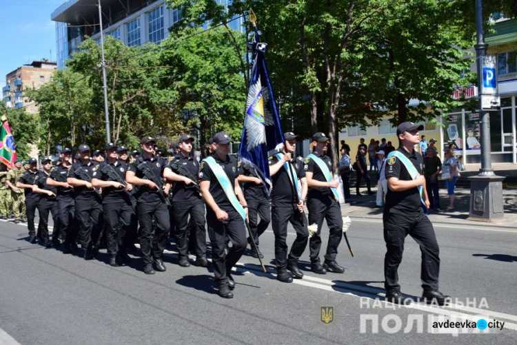 Мариуполь празднует освобождение: марш защитников, визит президента и важный контракт (ФОТО)