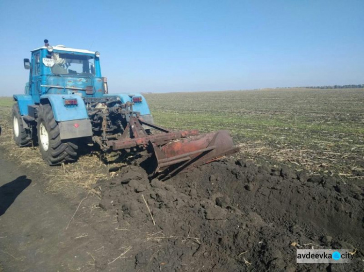 В поле на Донетчине подорвался трактор (ФОТО)