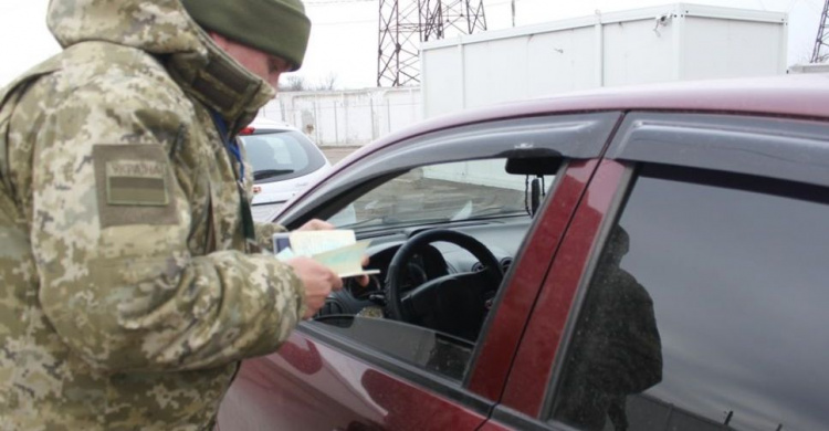 У линии разграничения на Донбассе граждан Украины задержали за мобильники и проблемные документы