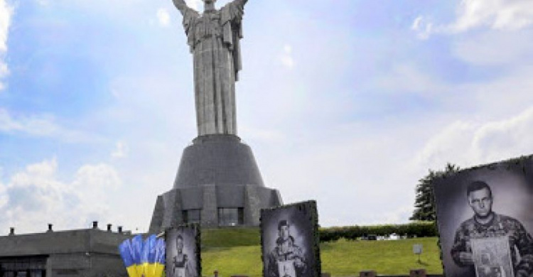 В Киеве развернут ко Дню Независимости самый большой флаг