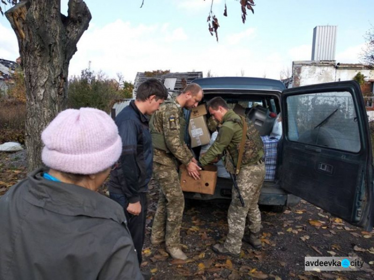 Офицеры Cimic Avdeevka развезли в прифронтовые населенные пункты хлеб, книги и лекарства   (ФОТО)