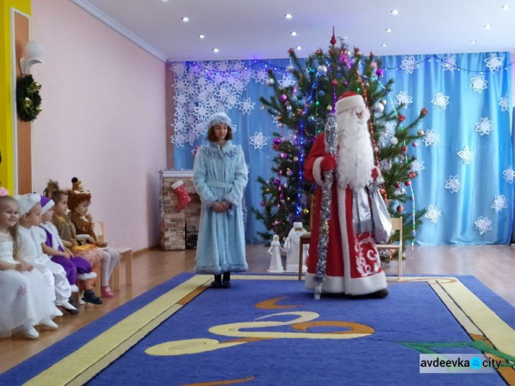 В авдеевском  "Колокольчике" прошёл новогодний утренник для малышей (ФОТО)