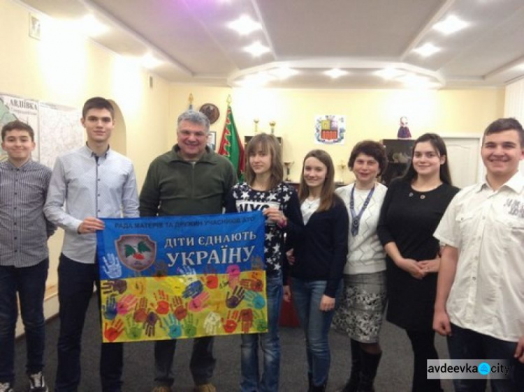 В Авдеевку после встречи с президентом вернулись «объединяющие дети» (ФОТО)
