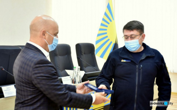 Руководитель ВГА Авдеевки получил награду за помощь в восстановлении поврежденного жилья