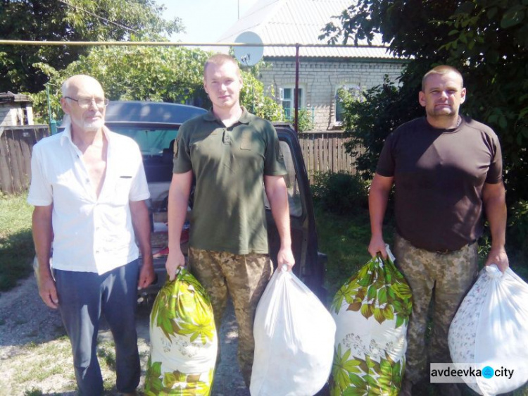 Маскировочную сетку, одежду и хлеб раздали офицеры Cimic Avdeevka (ФОТО)