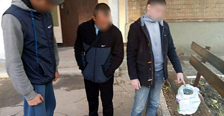 В Авдеевке задержали мужчину с трехлитровой банков наркотиков (ФОТО)