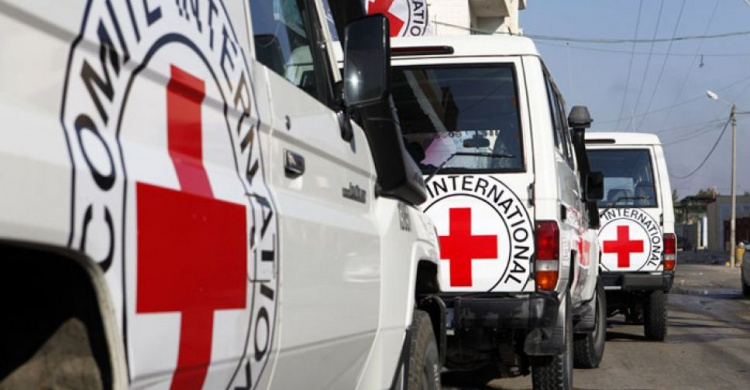 Красный Крест помогает жителям Донбасса в обеспечении водой, стройматериалами и в ремонте больниц