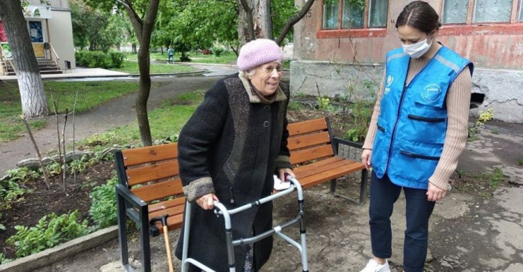 Маломобильной пожилой жительнице Авдеевки волонтеры помогли приобрести ходунки