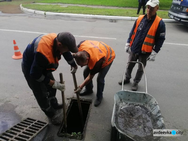 Комунальники Авдіївки очистили від бруду міську зливову каналізацію (ФОТО)
