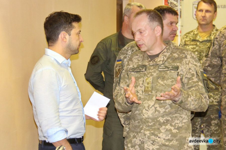 Зеленский впервые посетил донбасский фронт как президент (ФОТО)