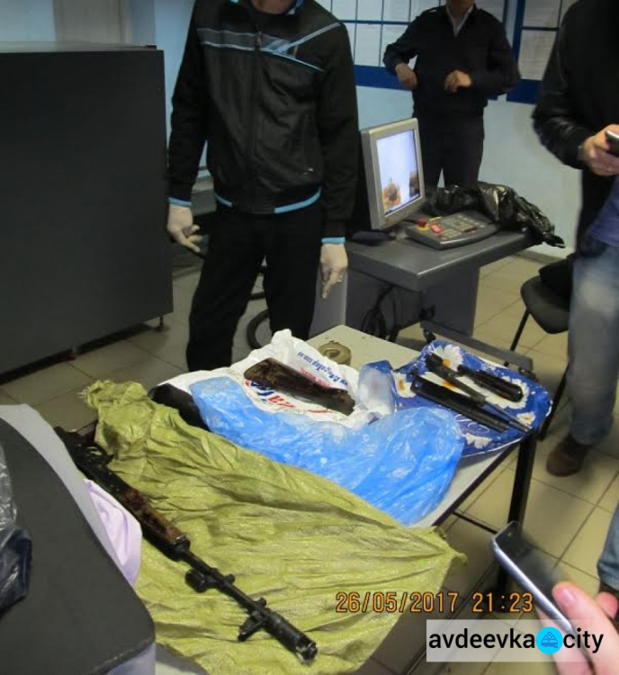 Житель Донецкой области контрабандой пытался вывезти в Россию автомат (ФОТО)
