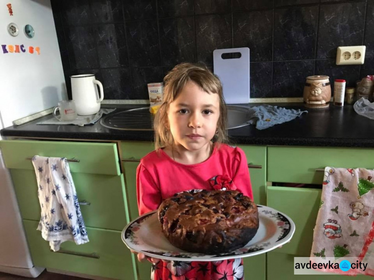 Девочка, оставшаяся сиротой после обстрела Авдеевки, перебралась в Славянск (ФОТО)