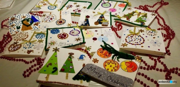 Авдеевские ребятишки уже готовятся к Рождеству: делают для близких открытки хендмейд 
