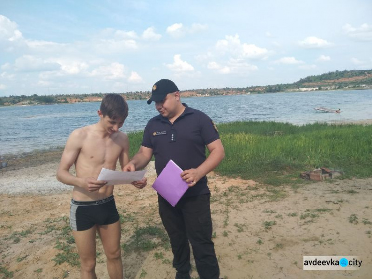 Авдіївські рятувальники проводять роз′яснювальну роботу на міських озерах. ФОТОФАКТ