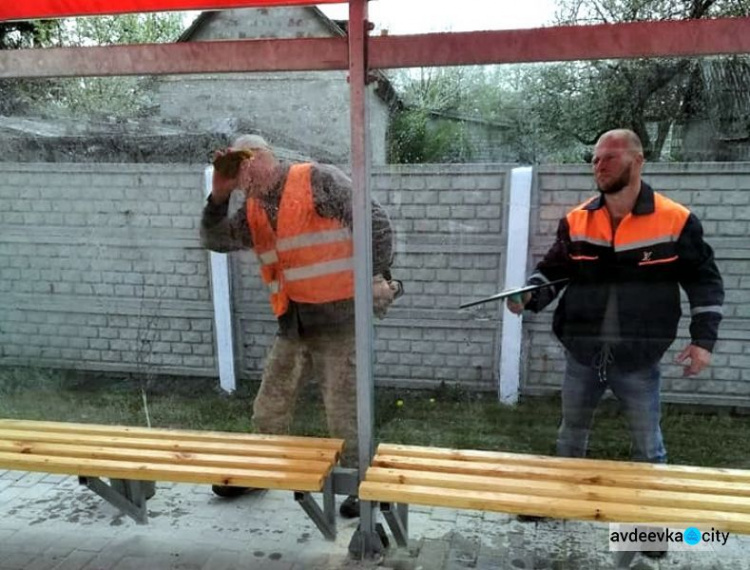 Коммунальщики Авдеевки поддерживают порядок на остановках, установленных АКХЗ Метинвест (ФОТОФАКТ)