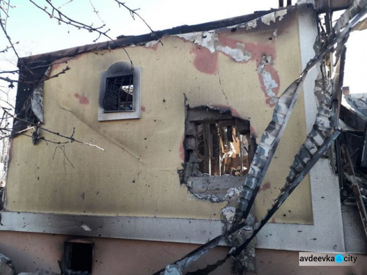 Появились фото разрушенного обстрелом  со стороны боевиков дома под Авдеевкой