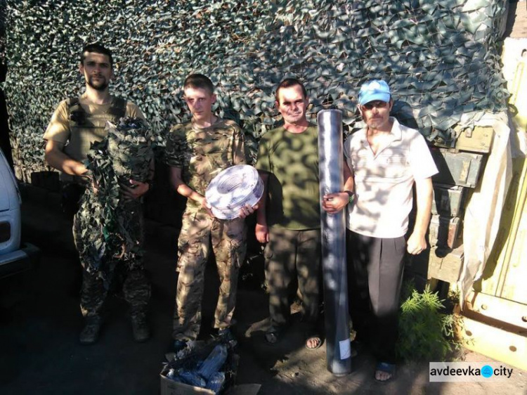 Украинским воинам в районе Авдеевки доставили маскировочный «оберег» и нужные материалы