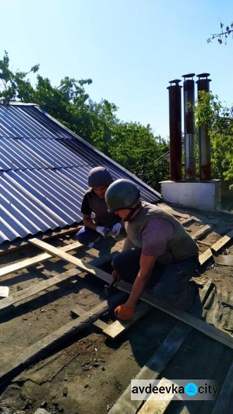 Восстановление разбитых обстрелами домов, спасение от взрывов и помощь на КПВВ: как прошла неделя спасателей Донбасса (ФОТО)