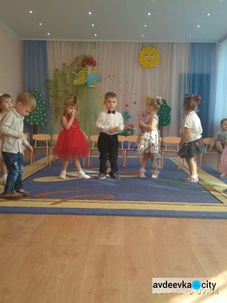 Авдеевские малыши встречали весну, читали стихи и кружились в танце (ФОТО)