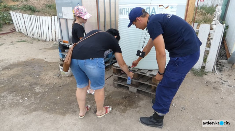 Донбасс: спасатели помогают при пересечении линии разграничения (ФОТО + ВИДЕО)